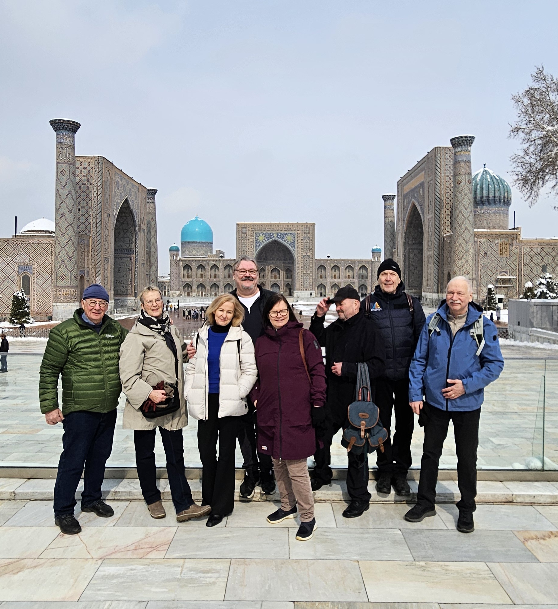 Ryhmä opiskelijoita seisoo uzbekistanilaisen palatsin edessä.