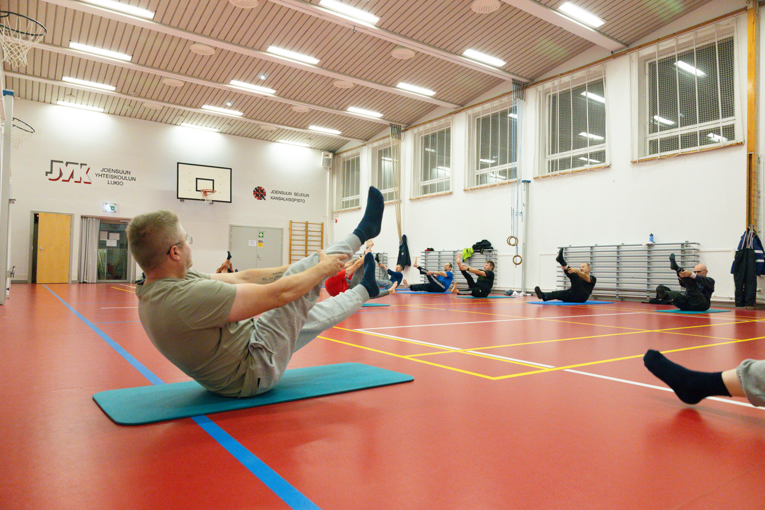 Jani Kaasinen osallistuu pilates-tunnille muiden miesten kanssa.